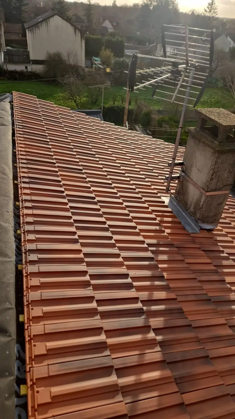 Toiture refaite en tuiles terre cuite neuves avec abergement de cheminée par Les Toitures de Kevin, couvreur en Essonne