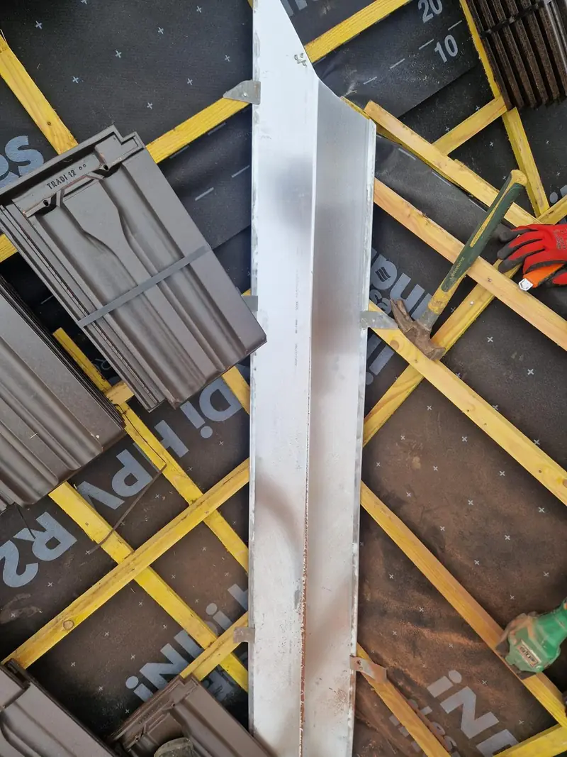 Noue en zinc posée sur litelage avant la pose des tuiles brunes par Les Toitures de Kevin, couvreur en Essonne