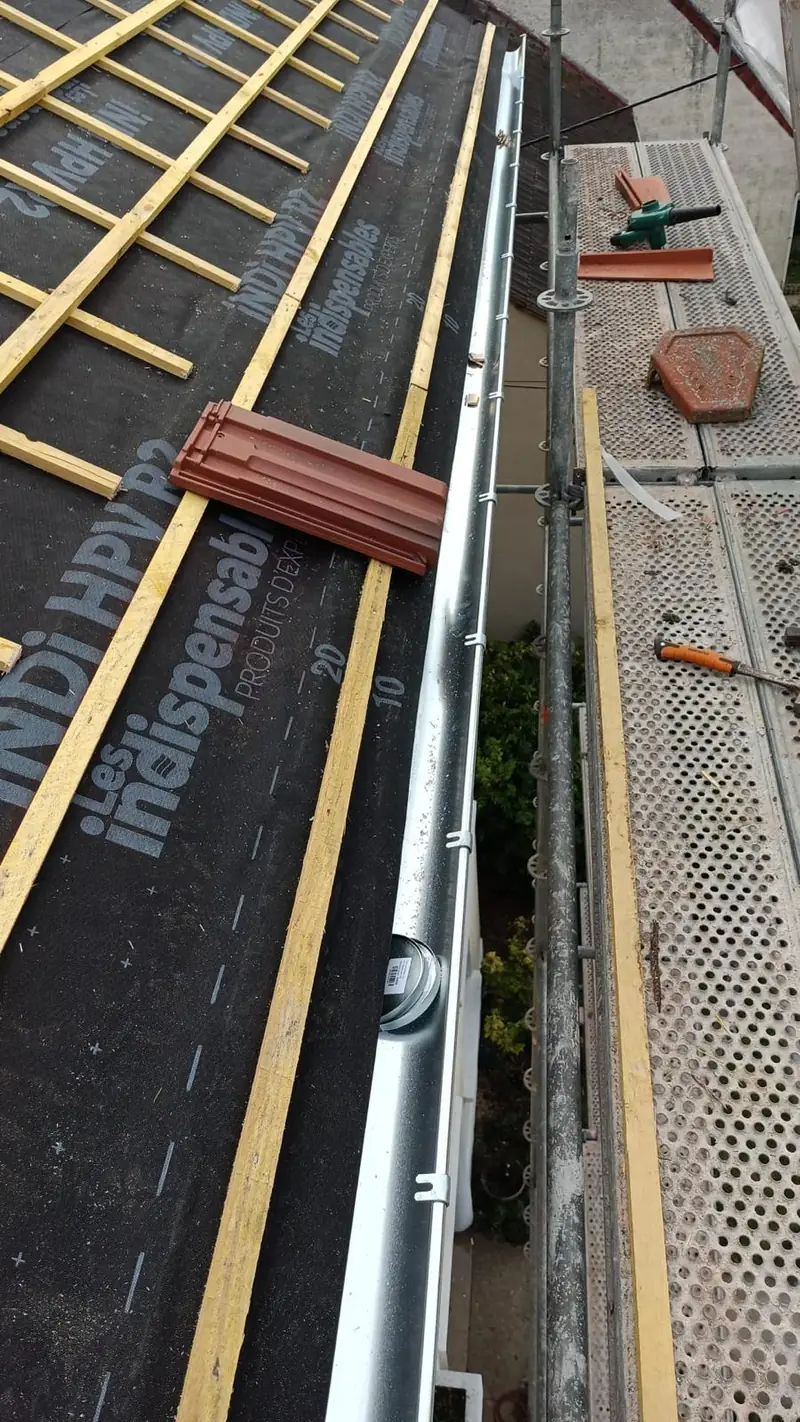 Gouttière neuve posée en bas de pente avant la pose des tuiles par Les Toitures de Kevin, couvreur en Essonne