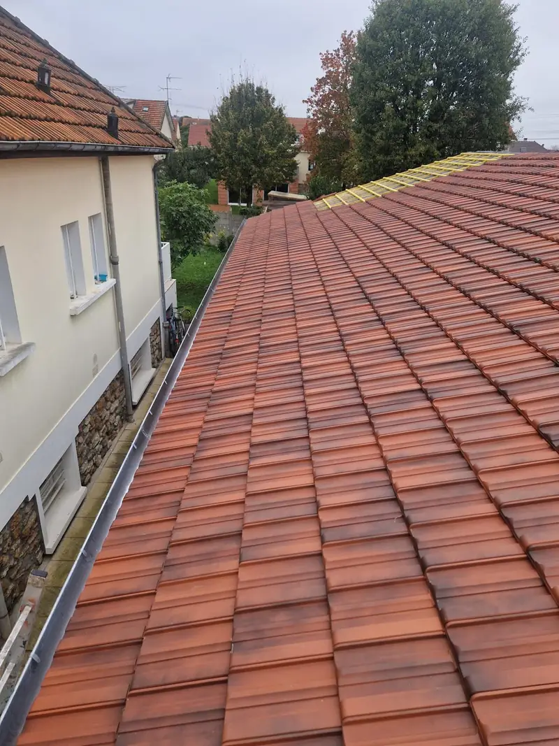 Toiture en tuiles terre cuite neuves avec gouttière neuve par Les Toitures de Kevin, couvreur en Essonne