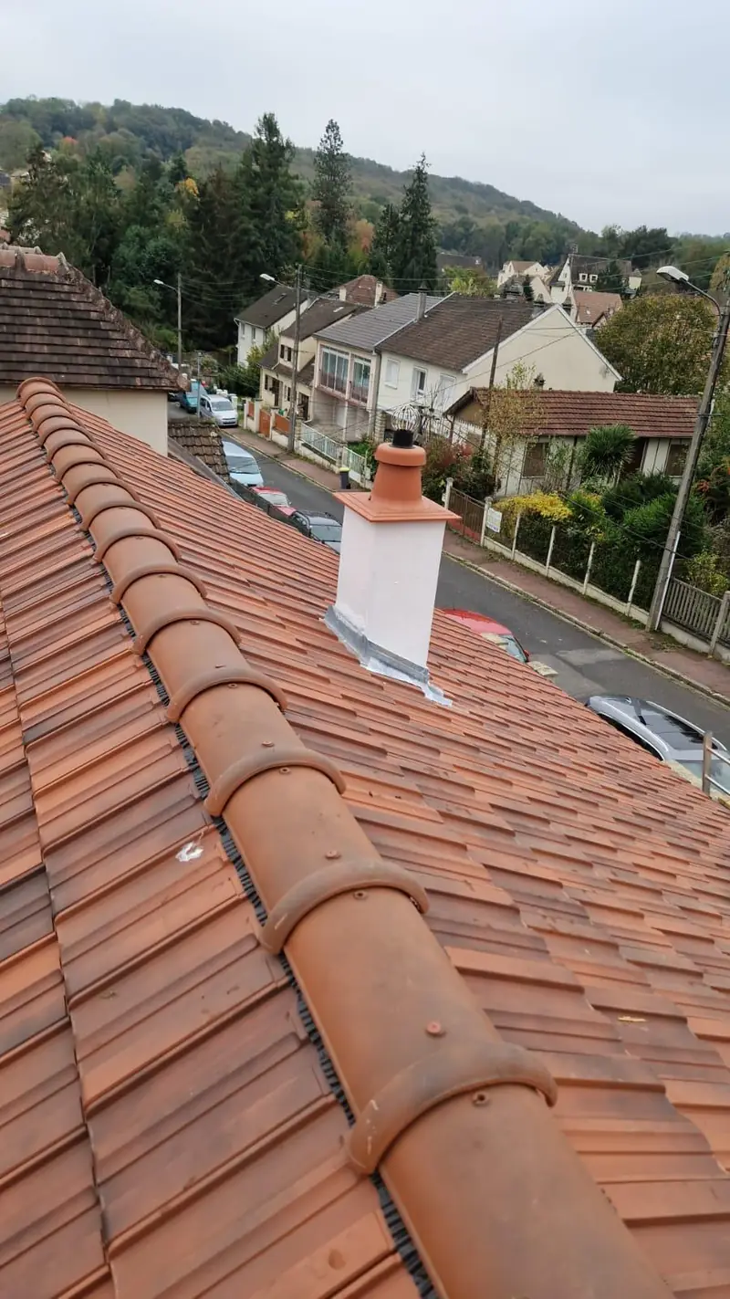 Faîtage en tuiles terre cuite neuf et souche de cheminée rénovée par Les Toitures de Kevin, couvreur en Essonne