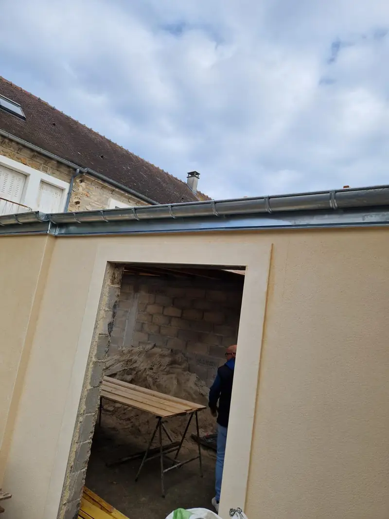 Gouttière en zinc neuve posée sur une extension par Les Toitures de Kevin, couvreur en Essonne