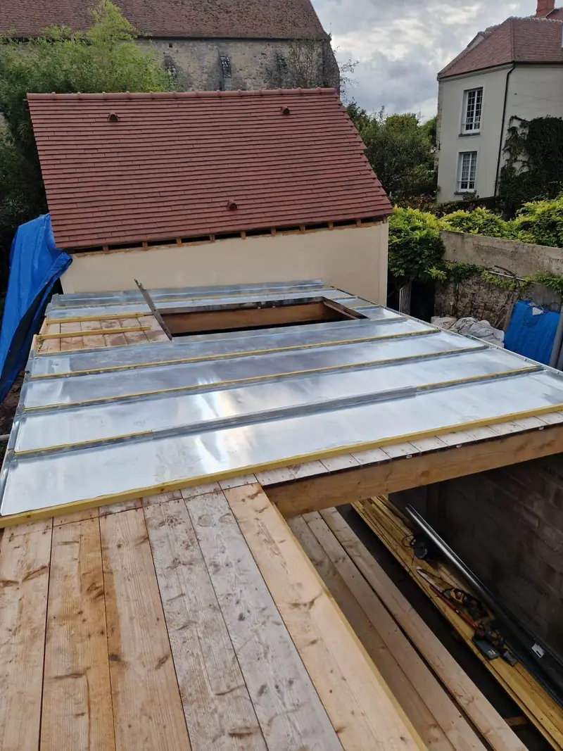 Toiture en zinc à joint debout en cours de pose sur une extension par Les Toitures de Kevin, couvreur en Essonne
