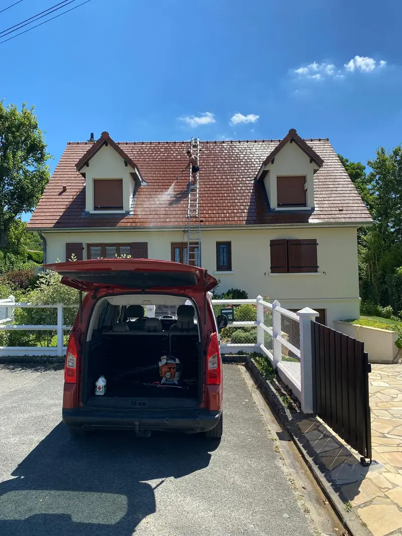 Nettoyage d'une toiture à deux lucarnes au nettoyeur haute pression par Les Toitures de Kevin, couvreur en Essonne