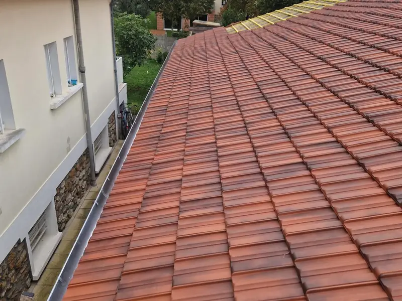 Toiture en tuiles terre cuite neuves avec gouttière neuve par Les Toitures de Kevin, couvreur en Essonne